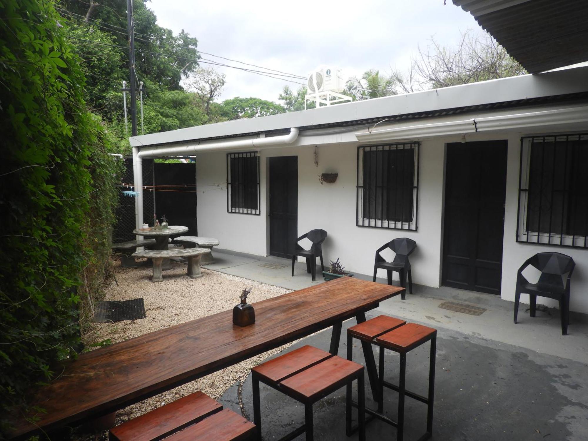 The Backside House Vandrarhem Tamarindo Exteriör bild
