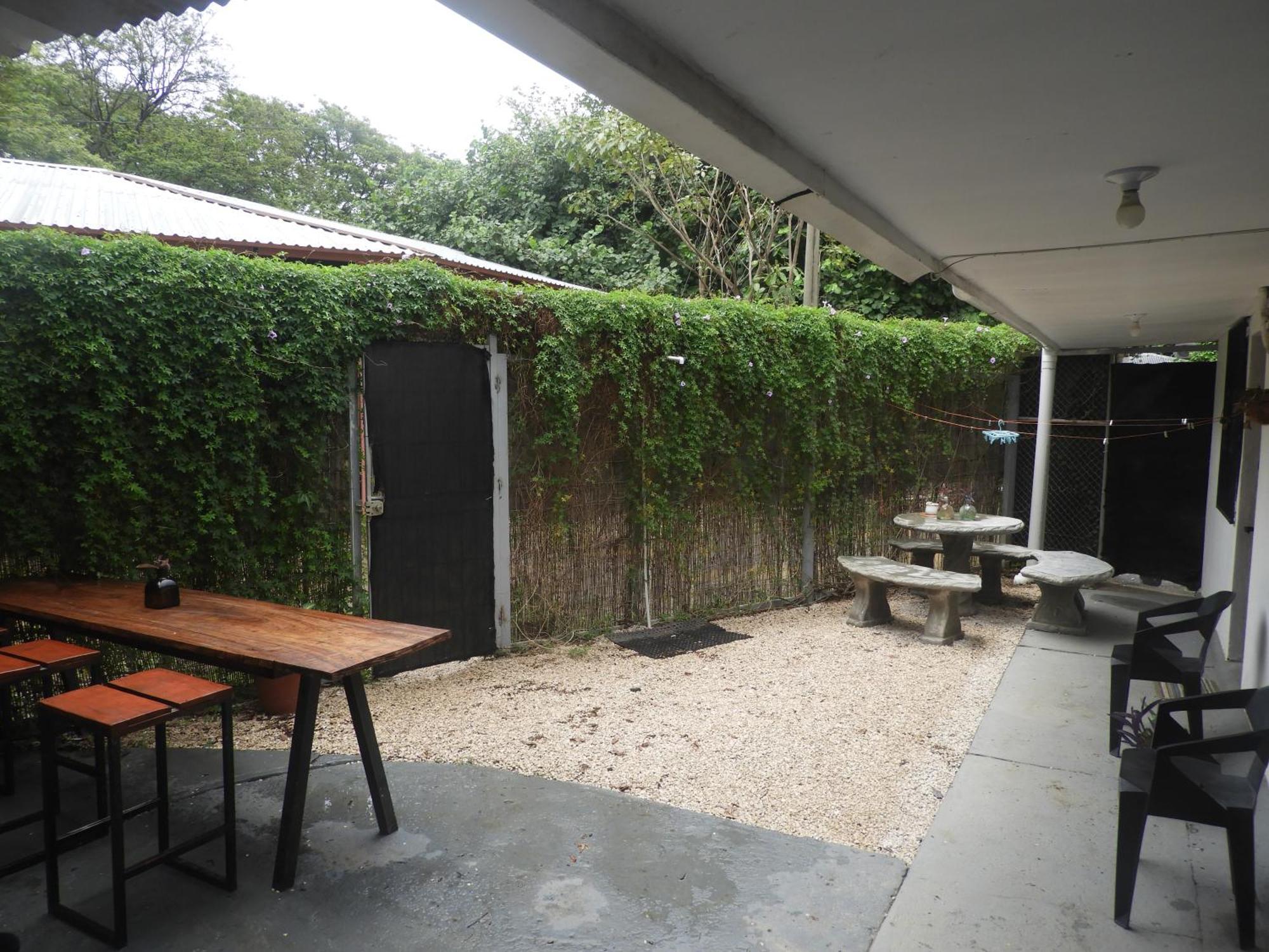 The Backside House Vandrarhem Tamarindo Exteriör bild
